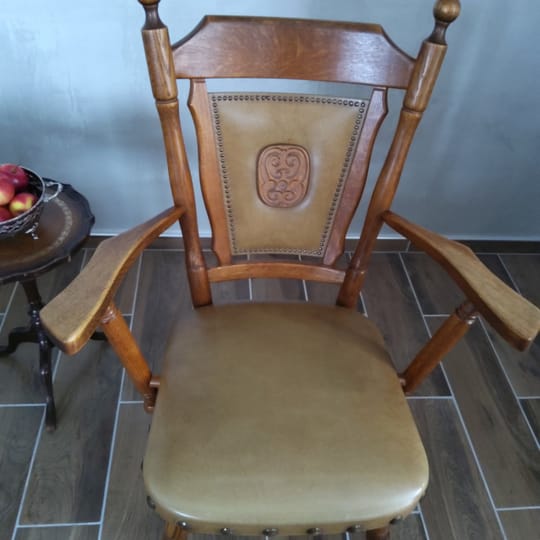 масивен дървен стол