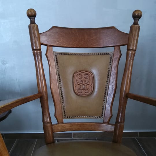 масивен дървен стол