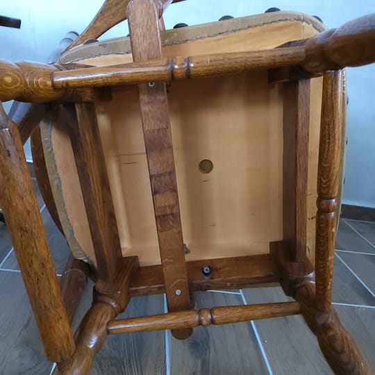 масивен дървен стол