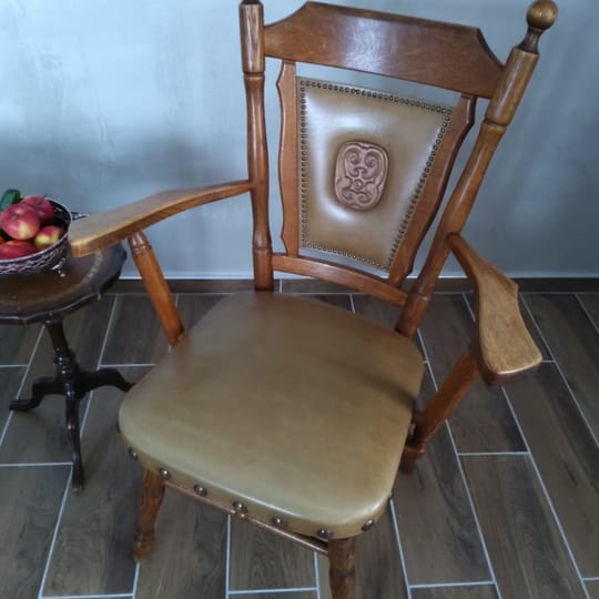 Масивен дървен стол в рустикален стил