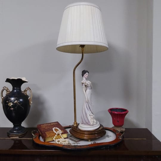 Настолна лампа с изящна статуетка