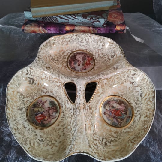 Триделно плато за сервиране с мотиви на Фрагонард