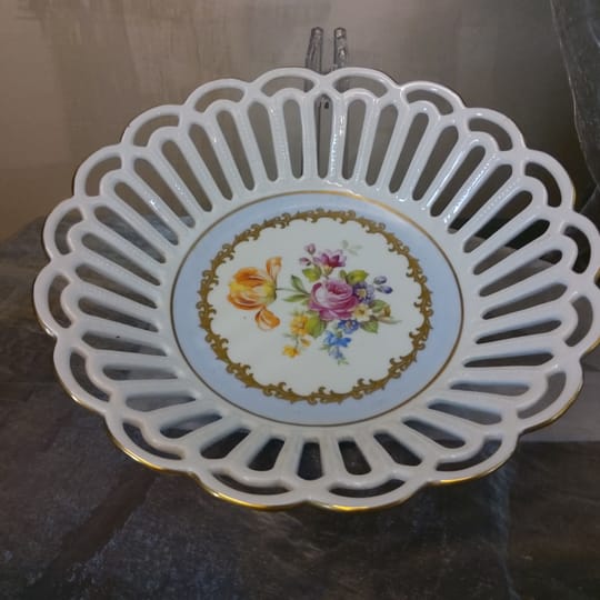 Ажурна фруктиера с красив флорален букет