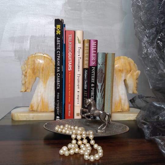 Впечатляващи поставки за книги от оникс с форма конска глава в стил Mid- Century Modern