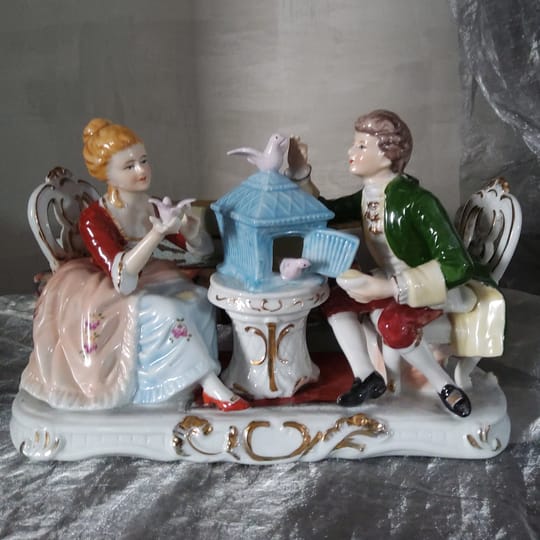 Порцеланова фигурална композиция – галантна сцена с гълъби