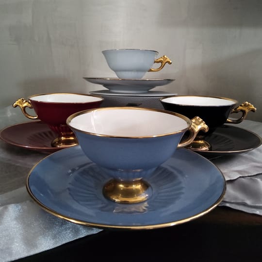 Винтидж холандски костен порцелан – 4 изящни чаши със златни дръжки (1960-те) 