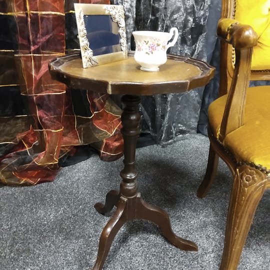 Винтидж странична дървена масичка с декоративна кожа