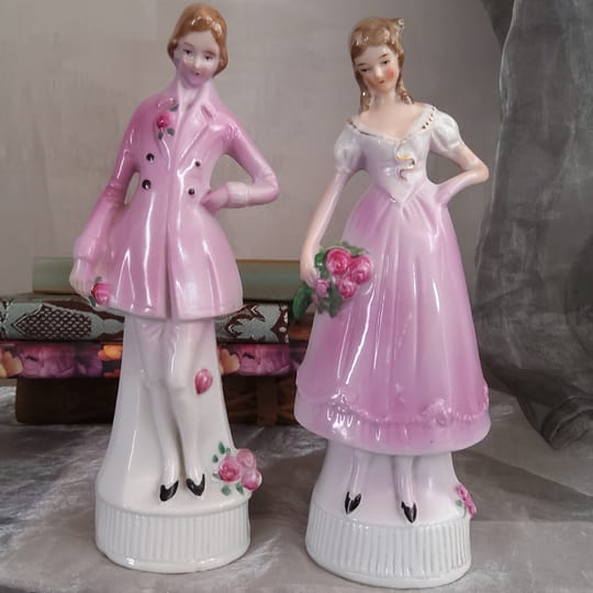 Елегантни порцеланови статуетки - двойка в романтичен стил