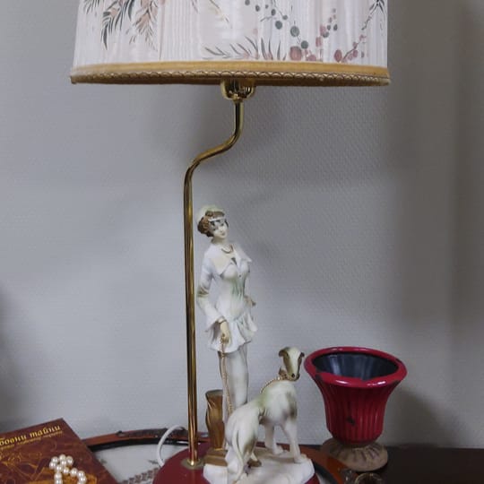  Настолна Лампа с Дама в стил Арт Деко и руска хрътка Борзой