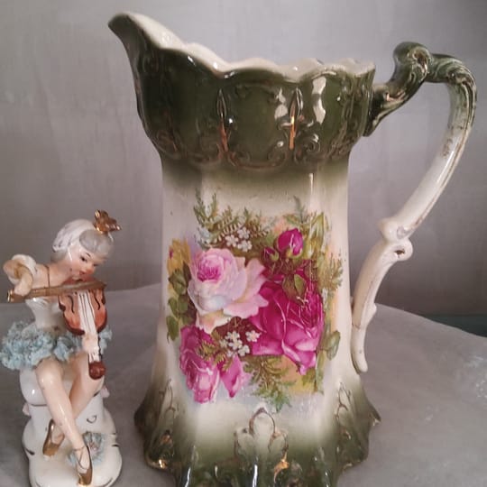 Антикварна голяма керамична ръчнорисувана кана с разкошни  рози и златни елементи