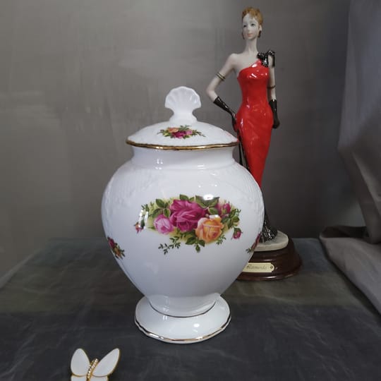 ROYAL ALBERT, OLD COUNTRY ROSES, вечната класика  Прекрасен съд с капак