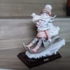 Деца се пързалят статуетка