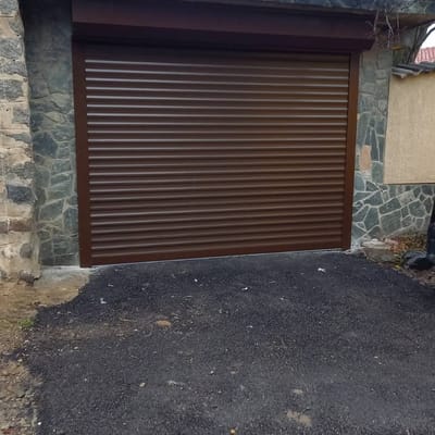 Ролетна гаражна врата H55