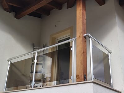 Галерия стъклени парапети