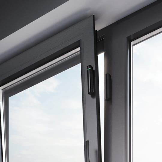 Датчик за врата + прозорец със сензор за вибрации Ajax Door Protect Plus - черен – изглед 3