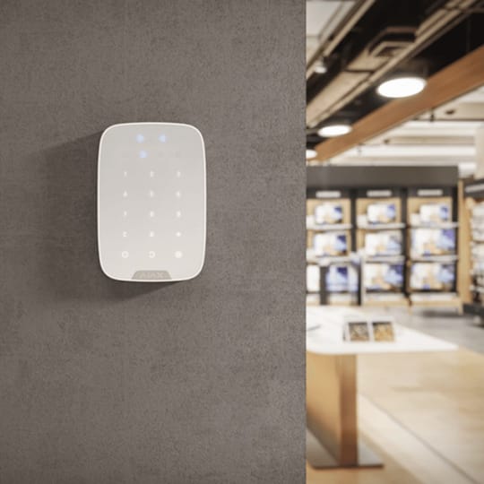Безжична клавиатура за алармена система Ajax Keypad Plus - бяла – изглед 2