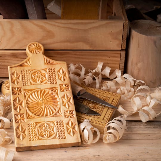 Релефна дъска върху дърво 