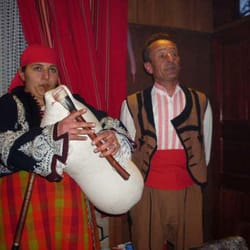 хора в народни носии