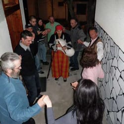 хоро край къщата