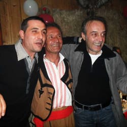 домакина с приятели