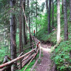 пътеката към Пещерното жилище