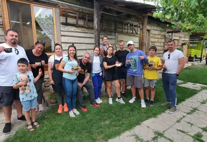 Магията на традиционните занаяти: Незабравимо преживяване за туристи в работилница Сръчно