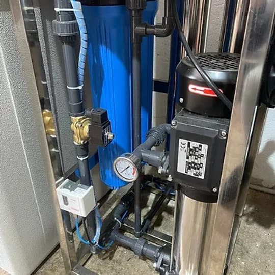 Индустриална Система за обратна осмоза с 2 мембрани и вертикална помпа
