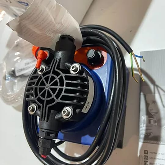 Дозираща помпа Етатрон за автомивка на самообслужване