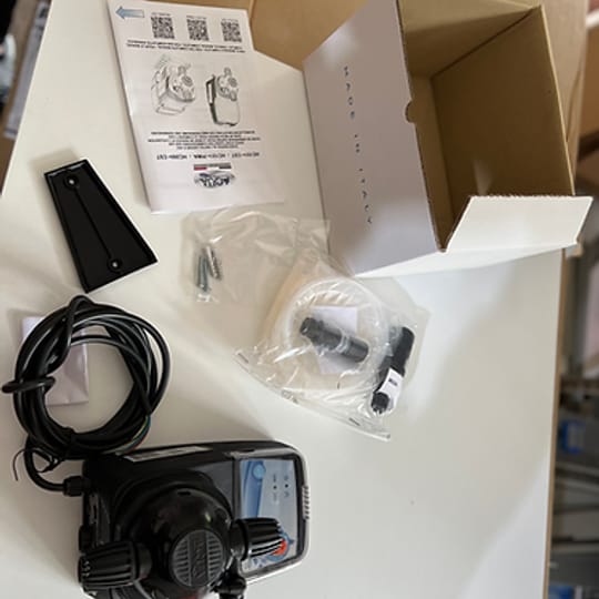 Дозираща помпа за вакса