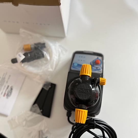 Дозираща помпа за безконтактен препарат