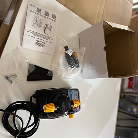 Дозираща помпа за безконтактен препарат