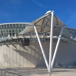 Перспектива отдолу, разкриваща геометрията на опънатата мембрана.