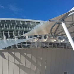 Опъната мембранна конструкция, монтирана на фасадата на сградата на плувен басейн в Бургас.