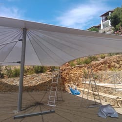 Детайлен изглед на високотехнологичната материя Silver Mesh, показващ нейната дишаща текстура и отразяваща повърхност.
