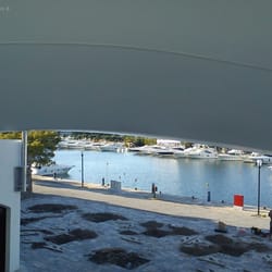 Изглед под мембранната конструкция в сенчестата търговска зона. Porto Carras Grand Resort