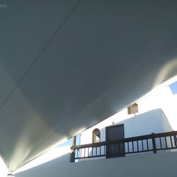 Близък план на повърхността на мембраната, показващ напрежението на плата и детайлите на извивките.