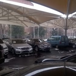 Изглед отдолу към конструкцията на ромбоиден паркинг сенник, автокъща „Капитолия“, София