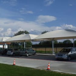Diagonal view of dome-shaped canopy with modules in green setting, Uva Nestum.