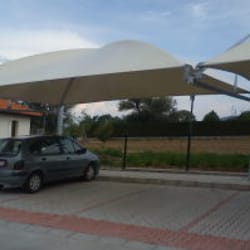Close-up of a single parking canopy module at Uva Nestum, showing pavement markings for three vehicles.