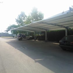 Модерен автомобилен навес с PVDF текстилно покритие, проектиран за устойчивост на атмосферни влияния и визуален ефект