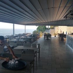 Refined pergola at Adrina Spa restaurant, Skopelos – Open-air comfort with a modern look