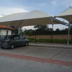 Close-up of a single parking canopy module at Uva Nestum, showing pavement markings for three vehicles.
