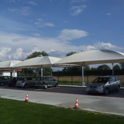 Diagonal view of dome-shaped canopy with modules in green setting, Uva Nestum.