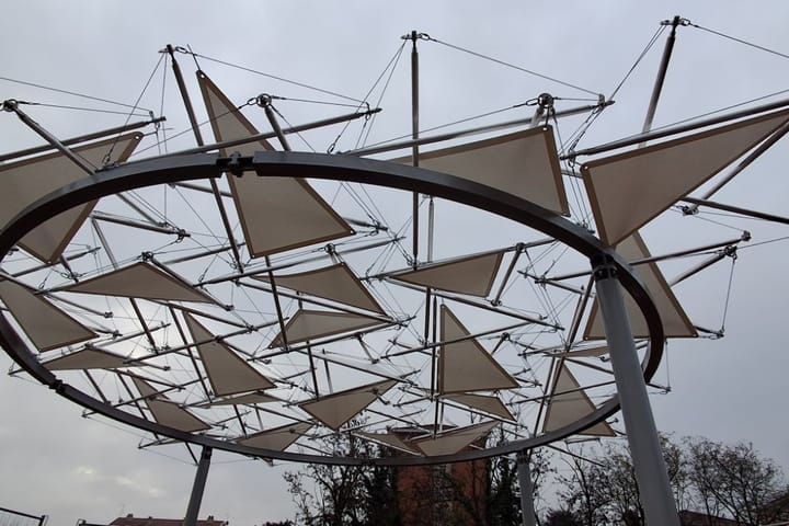 Θέα από κάτω προς κατασκευή τενσεγκρίτι