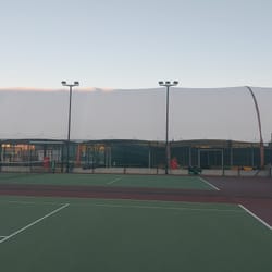 Γενική άποψη της εφελκυόμενης μεμβρανικής κατασκευής πάνω από το γήπεδο πάντελ στο Tenez Club, Αθήνα.