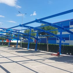 Металната конструкция на паркинг навеса преди монтаж на PVC мембраната