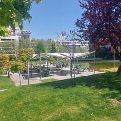 Архитектурна sail‑shade мембрана върху компресирана стоманена структура в Бизнес Парк София 