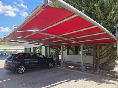 Σύστημα σκίασης στάθμευσης σε σχήμα Γ 