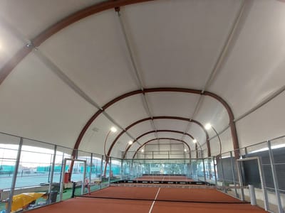 Εφελκυόμενη κάλυψη για γήπεδο πάντελ