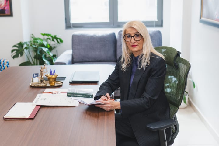 Адвокат Цветелина Трайкова при анализ на казус по родителски права
